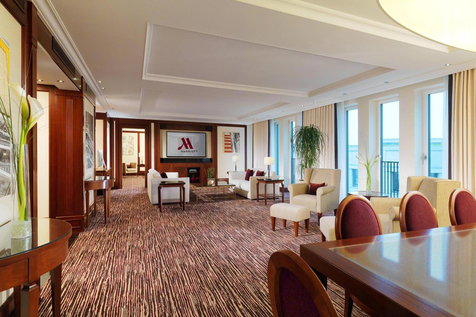 One-Bedroom Capital Suite Executive Lounge Access